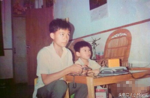 黑色手柄的小霸王_小霸王游戏机 魂斗罗 80后童年回忆