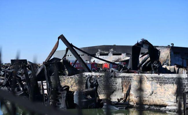 润滑油是易燃品吗_天津仓储物流公司火灾现场_天津滨海新区润滑油仓库火灾