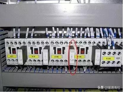 电气元件安装要求_电气柜布局规范_小母线端子