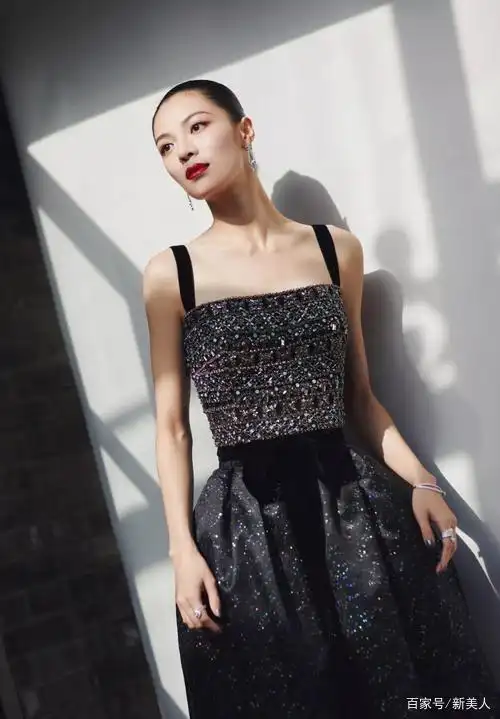 美人肩形态图解_直角肩仪态训练_练出直角肩方法