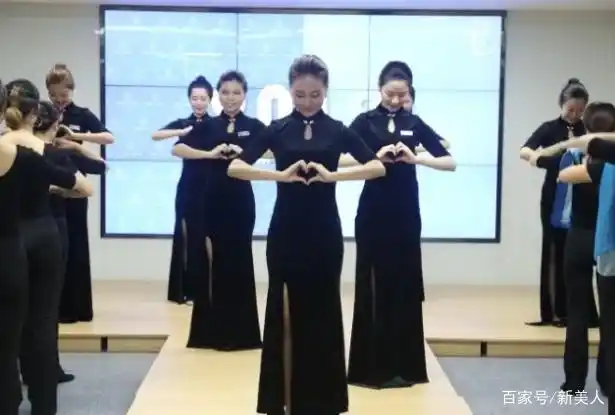 美人肩形态图解_直角肩仪态训练_练出直角肩方法